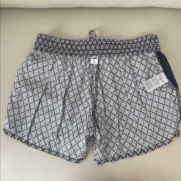 Old Navy Black and White  Women's Shorts - Picture 4 of 8